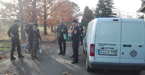 Радници плијене имовину фарме 