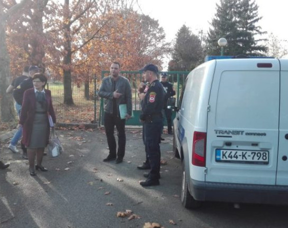 Radnici plijene imovinu farme 