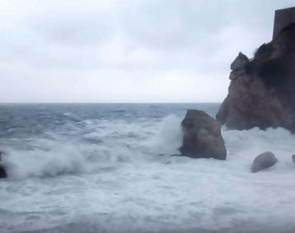 Rekordni talasi pogodili Jadran 