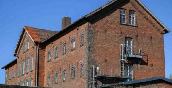 Zaljubljeni tinejdžer zbog devojke provalio u zatvor!