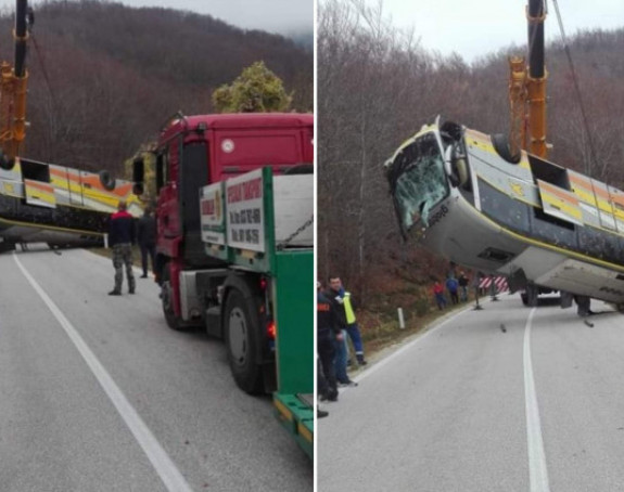 Izvučen autobus koji je sletio s puta kod Livna