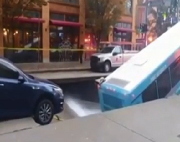 Autobus stao na semafor pa propao kroz asfalt