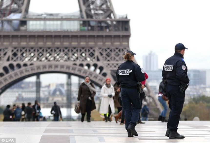 На улицама Париза чак 100.000 полицајаца